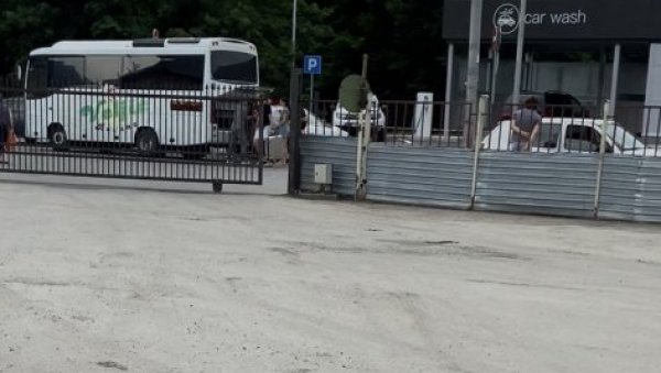ПЕРОНИ ЗВРЈЕ ПРАЗНИ, ПУТНИКЕ „КУПЕ“ ПО УЛИЦАМА - У предузећу „Викторија експрес“, закупцу станице у Беранама, траже интервенцију инспекција ПЕРОНИ ЗВРЈЕ ПРАЗНИ, ПУТНИКЕ „КУПЕ“ ПО УЛИЦАМА - У предузећу „Викторија експрес“, закупцу станице у Беранама, траже интервенцију инспекција