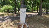 ЗРЕЊАНИН НЕ ЗАБОРАВЉА ФЕРЕНЦА КЕМЕЊА: Венци и цвеће на бисту оснивача Олимпијских игара ЗРЕЊАНИН НЕ ЗАБОРАВЉА ФЕРЕНЦА КЕМЕЊА: Венци и цвеће на бисту оснивача Олимпијских игара