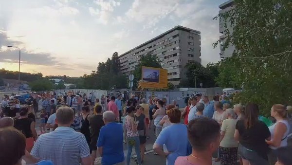ГРАЂАНИ БЛОКИРАЛИ БУЛЕВАР МИЛУТИНА МИЛАНКОВИЋА: Повукло се приватно обезбеђење, наставља се протест у Блоку 37 ГРАЂАНИ БЛОКИРАЛИ БУЛЕВАР МИЛУТИНА МИЛАНКОВИЋА: Повукло се приватно обезбеђење, наставља се протест у Блоку 37