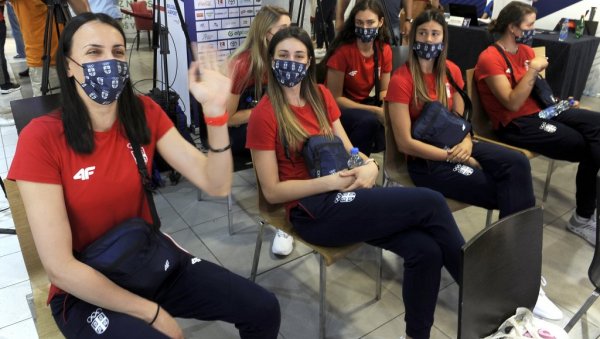 НЕКА СЕ ПОНОВИ ЗЛАТНА 2018: Одбојкашице отпутовале на завршне припреме за Олимпијске игре НЕКА СЕ ПОНОВИ ЗЛАТНА 2018: Одбојкашице отпутовале на завршне припреме за Олимпијске игре