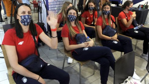 НЕКА СЕ ПОНОВИ ЗЛАТНА 2018: Одбојкашице отпутовале на завршне припреме за Олимпијске игре НЕКА СЕ ПОНОВИ ЗЛАТНА 2018: Одбојкашице отпутовале на завршне припреме за Олимпијске игре