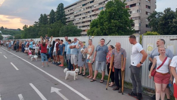 ЖИВИ ЗИД ОКО ГРАДИЛИШТА: Бука незадовољства у Блоку 37, грађани не одустају од протеста (ФОТО) ЖИВИ ЗИД ОКО ГРАДИЛИШТА: Бука незадовољства у Блоку 37, грађани не одустају од протеста (ФОТО)