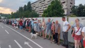 ŽIVI ZID OKO GRADILIŠTA: Buka nezadovoljstva u Bloku 37, građani ne odustaju od protesta (FOTO) ŽIVI ZID OKO GRADILIŠTA: Buka nezadovoljstva u Bloku 37, građani ne odustaju od protesta (FOTO)