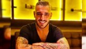 ДРАМА У ПОРОДИЦИ ДАРКА ЛАЗИЋА: Мајка познатог певача очајна, не дају јој да виђа унучиће ДРАМА У ПОРОДИЦИ ДАРКА ЛАЗИЋА: Мајка познатог певача очајна, не дају јој да виђа унучиће