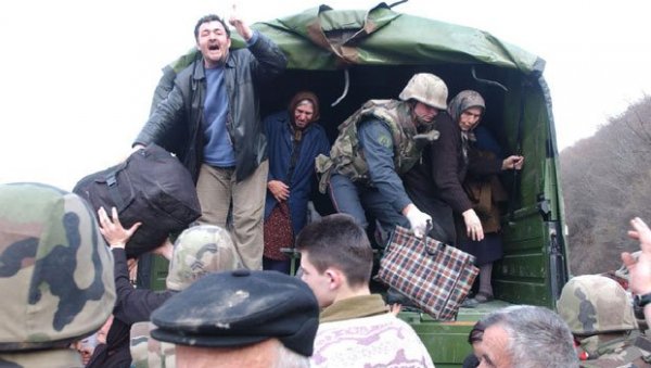 СРБЕ ОПТУЖУЈУ, ДА БИ ИХ НАПАЛИ: Приштина покушава да окриви наше сународнике за тровање водом (ФОТО) СРБЕ ОПТУЖУЈУ, ДА БИ ИХ НАПАЛИ: Приштина покушава да окриви наше сународнике за тровање водом (ФОТО)
