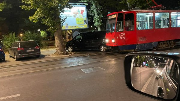 ЗАСТОЈ У БЕОГРАДУ: Непрописно паркирано возило блокирало трамвајски саобраћај ЗАСТОЈ У БЕОГРАДУ: Непрописно паркирано возило блокирало трамвајски саобраћај