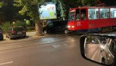 ZASTOJ U BEOGRADU: Nepropisno parkirano vozilo blokiralo tramvajski saobraćaj ZASTOJ U BEOGRADU: Nepropisno parkirano vozilo blokiralo tramvajski saobraćaj