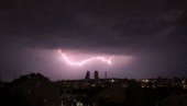 НЕВРЕМЕ СТИГЛО И У БЕОГРАД: Јака киша и грмљавина широм Србије (ВИДЕО) НЕВРЕМЕ СТИГЛО И У БЕОГРАД: Јака киша и грмљавина широм Србије (ВИДЕО)