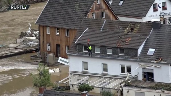 АГОНИЈА ОЦА ИЗ НЕМАЧКЕ: Сатима није знао да ли су му ћерке живе - стајао на мосту и посматрао поплављену кућу (ФОТО) АГОНИЈА ОЦА ИЗ НЕМАЧКЕ: Сатима није знао да ли су му ћерке живе - стајао на мосту и посматрао поплављену кућу (ФОТО)
