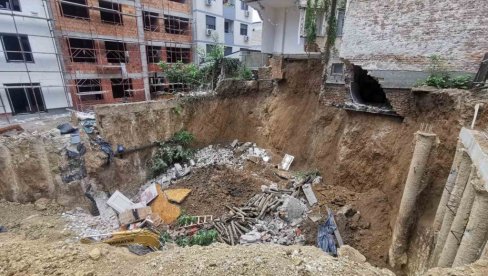 TRESLA SE CELA ZGRADA, ODJEDANPUT SE SVE SRUŠILO: Stanari u šoku nakon što se urušila zgrada na Vračaru (FOTO/VIDEO) TRESLA SE CELA ZGRADA, ODJEDANPUT SE SVE SRUŠILO: Stanari u šoku nakon što se urušila zgrada na Vračaru (FOTO/VIDEO)
