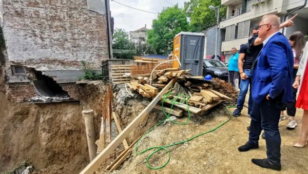 ИНВЕСТИТОР ЋЕ КРИВИЧНО ОДГОВАРАТИ - Весић на месту урушавања зграде на Врачару: Станарима ће бити обезбеђен смештај (ФОТО/ВИДЕО) ИНВЕСТИТОР ЋЕ КРИВИЧНО ОДГОВАРАТИ - Весић на месту урушавања зграде на Врачару: Станарима ће бити обезбеђен смештај (ФОТО/ВИДЕО)