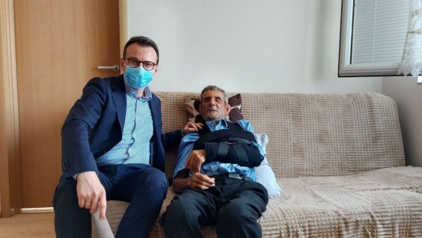 ШТА ЈЕ У ДУШАМА АЛБАНСКИХ ТЕРОРИСТА? Директор канцеларије за КиМ посетио претученог Србина из Клине (ФОТО) ШТА ЈЕ У ДУШАМА АЛБАНСКИХ ТЕРОРИСТА? Директор канцеларије за КиМ посетио претученог Србина из Клине (ФОТО)