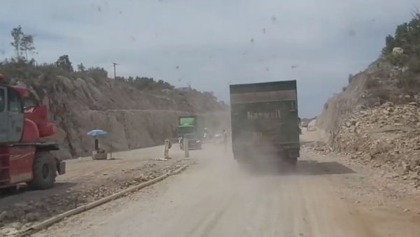 НИ ВРУЋИНА ИХ НЕ ЗАУСТАВА: Радови на путу Подгорица-Даниловград теку пуном паром НИ ВРУЋИНА ИХ НЕ ЗАУСТАВА: Радови на путу Подгорица-Даниловград теку пуном паром