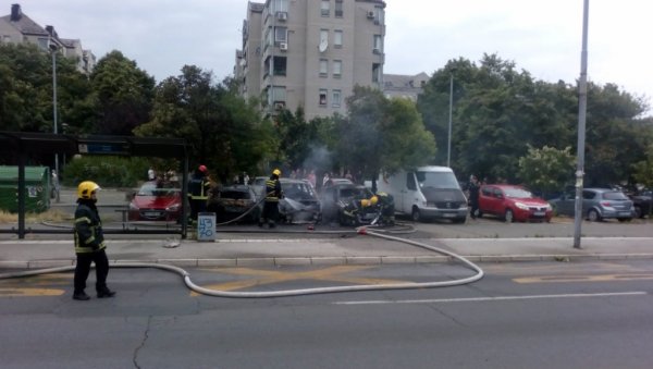 ПРВЕ СЛИКЕ НАКОН ПОЖАРА НА НОВОМ БЕОГРАДУ: Аутомобили на паркингу потпуно изгорели (ФОТО) ПРВЕ СЛИКЕ НАКОН ПОЖАРА НА НОВОМ БЕОГРАДУ: Аутомобили на паркингу потпуно изгорели (ФОТО)