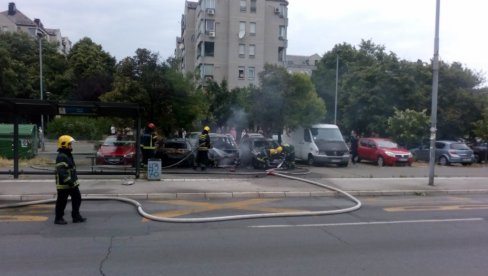 PRVE SLIKE NAKON POŽARA NA NOVOM BEOGRADU: Automobili na parkingu potpuno izgoreli (FOTO) PRVE SLIKE NAKON POŽARA NA NOVOM BEOGRADU: Automobili na parkingu potpuno izgoreli (FOTO)