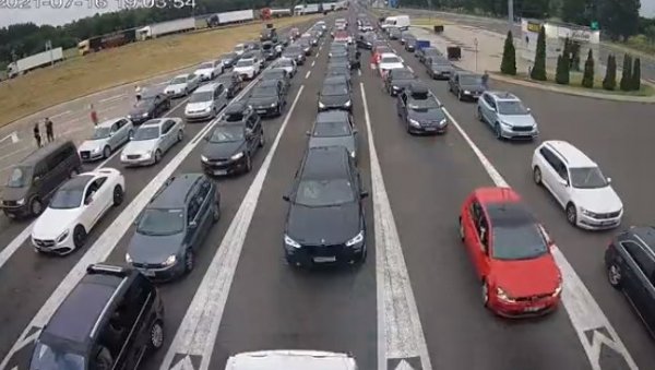 ГУЖВЕ НА ГРАНИЧНОМ ПРЕЛАЗУ СА МАЂАРСКОМ: На излазак из Србије чека се и по четири сата ГУЖВЕ НА ГРАНИЧНОМ ПРЕЛАЗУ СА МАЂАРСКОМ: На излазак из Србије чека се и по четири сата