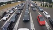 GUŽVE NA GRANIČNOM PRELAZU SA MAĐARSKOM: Na izlazak iz Srbije čeka se i po četiri sata GUŽVE NA GRANIČNOM PRELAZU SA MAĐARSKOM: Na izlazak iz Srbije čeka se i po četiri sata