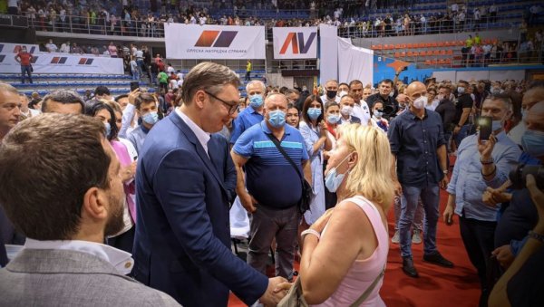 ФАНТАСТИЧАН ПРИЈЕМ ЗА ПРЕДСЕДНИКА: Нишлије Вучића дочекале аплаузом, шеф државе се фотографисао и поздравио са грађанима (ФОТО/ВИДЕО) ФАНТАСТИЧАН ПРИЈЕМ ЗА ПРЕДСЕДНИКА: Нишлије Вучића дочекале аплаузом, шеф државе се фотографисао и поздравио са грађанима (ФОТО/ВИДЕО)
