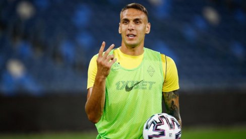 GEST VREDAN DIVLJENJA: Rade Dugalić renovirao teren na kome je napravio prve fudbalske korake (FOTO)