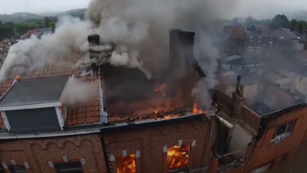 ПОЖАРИ У ПОПЛАВЉЕНОМ ГРАДУ: Стравичне сцене из Белгије, ватрена стихија гута куће (ВИДЕО) ПОЖАРИ У ПОПЛАВЉЕНОМ ГРАДУ: Стравичне сцене из Белгије, ватрена стихија гута куће (ВИДЕО)
