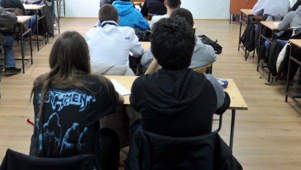 ДВОЈКАШИ ЋЕ ПОДУЧАВАТИ НАШУ ДЕЦУ: Због слабог интересовања факултети уписују и кандидате са лошим успехом ДВОЈКАШИ ЋЕ ПОДУЧАВАТИ НАШУ ДЕЦУ: Због слабог интересовања факултети уписују и кандидате са лошим успехом