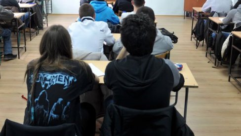 DVOJKAŠI ĆE PODUČAVATI NAŠU DECU: Zbog slabog interesovanja fakulteti upisuju i kandidate sa lošim uspehom DVOJKAŠI ĆE PODUČAVATI NAŠU DECU: Zbog slabog interesovanja fakulteti upisuju i kandidate sa lošim uspehom