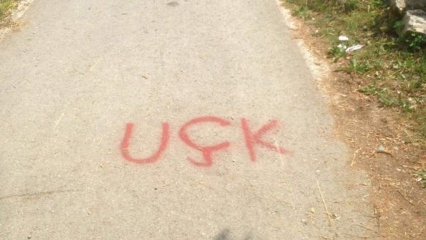 ПРОВОЦИРАЈУ И ВЕЛИЧАЈУ ТЕРОРИСТЕ: Говор мржње и према српској деци у Косовској Витини, ОВК исписали на улазу у школу! (ФОТО) ПРОВОЦИРАЈУ И ВЕЛИЧАЈУ ТЕРОРИСТЕ: Говор мржње и према српској деци у Косовској Витини, ОВК исписали на улазу у школу! (ФОТО)