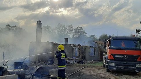 VATRA PROGUTALA SVE ŠTO SU IMALI: Četvoročlana porodica Radosavljević u Stublenici kod Uba nedavno ostala bez krova nad glavom VATRA PROGUTALA SVE ŠTO SU IMALI: Četvoročlana porodica Radosavljević u Stublenici kod Uba nedavno ostala bez krova nad glavom