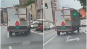 ŠTA SE OVO DEŠAVA? Vožnja kamiona u Dimitrija Tucovića uznemirila Beograđane (VIDEO) ŠTA SE OVO DEŠAVA? Vožnja kamiona u Dimitrija Tucovića uznemirila Beograđane (VIDEO)