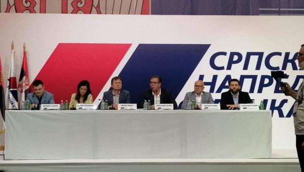 ВУЧИЋ У ПУНОМ СПЕНСУ: Обраћањем председника почео састанак напредњака (ВИДЕО) ВУЧИЋ У ПУНОМ СПЕНСУ: Обраћањем председника почео састанак напредњака (ВИДЕО)