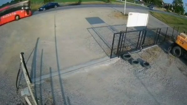 ЗА ДЛАКУ ИЗБЕГНУТА ТРАГЕДИЈА: Возач стао, други га ударио пуном брзином, а онда је наишао аутобус (ВИДЕО) ЗА ДЛАКУ ИЗБЕГНУТА ТРАГЕДИЈА: Возач стао, други га ударио пуном брзином, а онда је наишао аутобус (ВИДЕО)