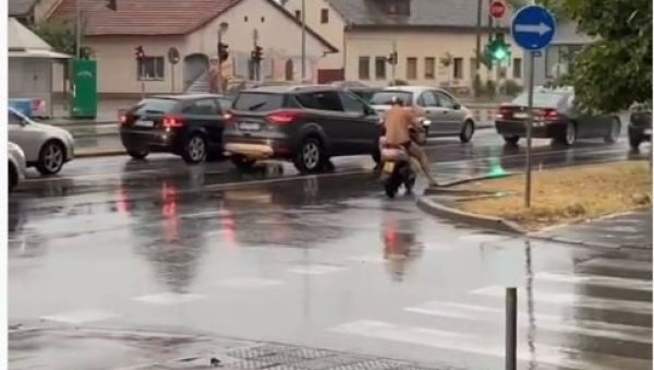ХИТ СНИМАК ИЗ НОВОГ САДА: Усред невремена возач се на скутеру провозао у купаћим гаћама (ВИДЕО) ХИТ СНИМАК ИЗ НОВОГ САДА: Усред невремена возач се на скутеру провозао у купаћим гаћама (ВИДЕО)