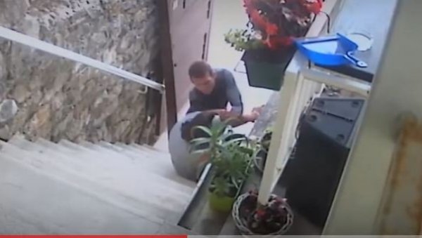 УЗНЕМИРУЈУЋИ СНИМАК ИЗ СПЛИТА: Љубазно затражио чашу воде, па крвнички претукао Невенку (ВИДЕО) УЗНЕМИРУЈУЋИ СНИМАК ИЗ СПЛИТА: Љубазно затражио чашу воде, па крвнички претукао Невенку (ВИДЕО)