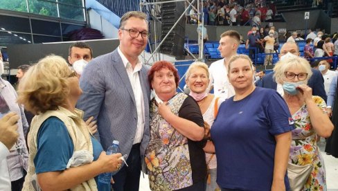 VELIČANSTVEN DOČEK ZA PREDSEDNIKA: Vučić se pozdravio i fotografisao sa građanima nakon sastanka SNS u Beogradu (FOTO/VIDEO) VELIČANSTVEN DOČEK ZA PREDSEDNIKA: Vučić se pozdravio i fotografisao sa građanima nakon sastanka SNS u Beogradu (FOTO/VIDEO)