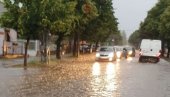 JAKO NEVREME U ŠAPCU: Ulice se pretvorile u jezera, grad paralisan! (FOTO) JAKO NEVREME U ŠAPCU: Ulice se pretvorile u jezera, grad paralisan! (FOTO)