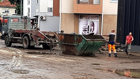 BILO JE GORE I OD POPLAVA 2014.! Zabrinuti meštani Modriče saniraju štetu od poplava (FOTO) BILO JE GORE I OD POPLAVA 2014.! Zabrinuti meštani Modriče saniraju štetu od poplava (FOTO)