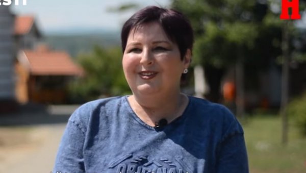 АКО НЕКО БОЛУЈЕ ОД РАКА ОН ЈЕ У НАРОДУ ОСУЂЕН НА СМРТ: Радмила је победила најтежу болест, а сада помаже другим женама (ВИДЕО) АКО НЕКО БОЛУЈЕ ОД РАКА ОН ЈЕ У НАРОДУ ОСУЂЕН НА СМРТ: Радмила је победила најтежу болест, а сада помаже другим женама (ВИДЕО)