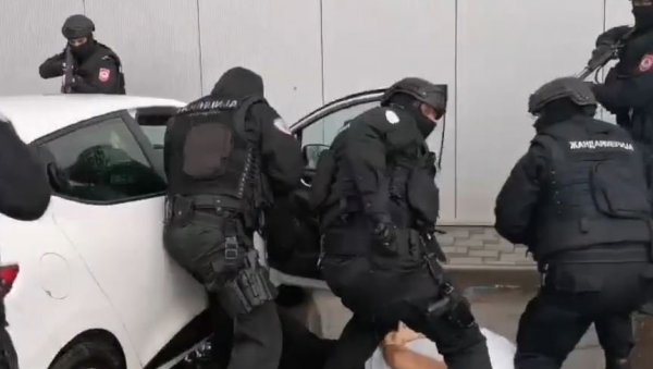 ОВАКО ЈЕ ПАО ШКАЉАРАЦ У БАЊАЛУЦИ: Погледајте тренутак хапшења Милоша Божовића (ВИДЕО) ОВАКО ЈЕ ПАО ШКАЉАРАЦ У БАЊАЛУЦИ: Погледајте тренутак хапшења Милоша Божовића (ВИДЕО)