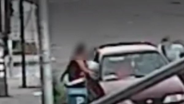НЕВЕРОВАТАН СНИМАК ИЗ ЊУЈОРКА: Мајка спасила сина (5) од отмичара (ВИДЕО) НЕВЕРОВАТАН СНИМАК ИЗ ЊУЈОРКА: Мајка спасила сина (5) од отмичара (ВИДЕО)