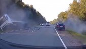 АУТОМОБИЛ СЕ ЗАКУЦАО У КАМИОН: Тешка саобраћајна несрећа у Русији (УЗНЕМИРУЈУЋИ ВИДЕО) АУТОМОБИЛ СЕ ЗАКУЦАО У КАМИОН: Тешка саобраћајна несрећа у Русији (УЗНЕМИРУЈУЋИ ВИДЕО)