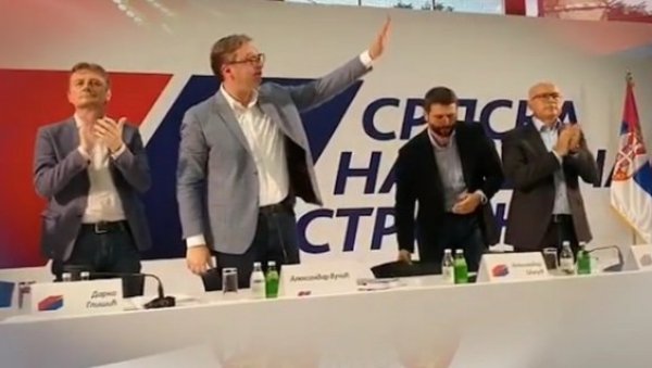 ЈАКА ПОРУКА ВУЧИЋА: Заједно још снажније за народ Србије, у СНС има места за све поштене и вредне људе! (ВИДЕО) ЈАКА ПОРУКА ВУЧИЋА: Заједно још снажније за народ Србије, у СНС има места за све поштене и вредне људе! (ВИДЕО)