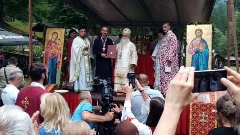 LITURGIJU SLUŽILO 120 SVEŠTENIKA: Sveeparhijski sabor SPC u FBiH u vaskrslom manastiru Nemanjića (FOTO) LITURGIJU SLUŽILO 120 SVEŠTENIKA: Sveeparhijski sabor SPC u FBiH u vaskrslom manastiru Nemanjića (FOTO)