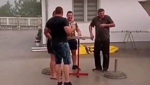 УРНЕБЕСНА СЦЕНА НА ЈУГУ СРБИЈЕ: Погледајте снимак весеља по жестоком невремену! (ВИДЕО) УРНЕБЕСНА СЦЕНА НА ЈУГУ СРБИЈЕ: Погледајте снимак весеља по жестоком невремену! (ВИДЕО)
