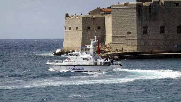 ПРОНАЂЕНО ТЕЛО У ЈАДРАНСКОМ МОРУ: Ужас на Хвару, огласила се полиција ПРОНАЂЕНО ТЕЛО У ЈАДРАНСКОМ МОРУ: Ужас на Хвару, огласила се полиција
