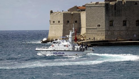 RACIJA NA KULTNOJ HRVATSKOJ PLAŽI: Zrće prepuno droge vredne 52.000 evra, Britanci za kazne dali 24.000 evra RACIJA NA KULTNOJ HRVATSKOJ PLAŽI: Zrće prepuno droge vredne 52.000 evra, Britanci za kazne dali 24.000 evra