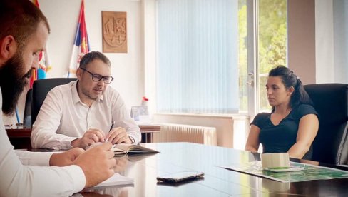 НОВАЦ ДЕЦИ, А НЕ БРЕНИ И ЂАНИЈУ: Слатке дане у Црвенки обележила петиција да се преусмере хонорари за естрадне звезде НОВАЦ ДЕЦИ, А НЕ БРЕНИ И ЂАНИЈУ: Слатке дане у Црвенки обележила петиција да се преусмере хонорари за естрадне звезде