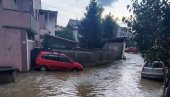 ПОТОПЉЕНО БЕОГРАДСКО НАСЕЉЕ: Киша направила хаос, реке теку улицама! (ФОТО/ВИДЕО) ПОТОПЉЕНО БЕОГРАДСКО НАСЕЉЕ: Киша направила хаос, реке теку улицама! (ФОТО/ВИДЕО)