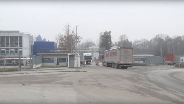 ШТРАЈК ТРАЈЕ ВЕЋ ПОЛА ГОДИНЕ: Још нема решења за проблеме у фабрици Фијат пластик у Крагујевцу ШТРАЈК ТРАЈЕ ВЕЋ ПОЛА ГОДИНЕ: Још нема решења за проблеме у фабрици Фијат пластик у Крагујевцу