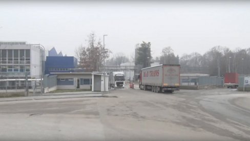ШТРАЈК ТРАЈЕ ВЕЋ ПОЛА ГОДИНЕ: Још нема решења за проблеме у фабрици Фијат пластик у Крагујевцу ШТРАЈК ТРАЈЕ ВЕЋ ПОЛА ГОДИНЕ: Још нема решења за проблеме у фабрици Фијат пластик у Крагујевцу