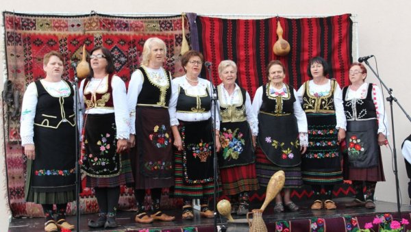 КРАЉЕВЧАНИ НЕГУЈУ ТРАДИЦИЈУ: Одржана шеста Смотра народног стваралаштва (ФОТО) КРАЉЕВЧАНИ НЕГУЈУ ТРАДИЦИЈУ: Одржана шеста Смотра народног стваралаштва (ФОТО)